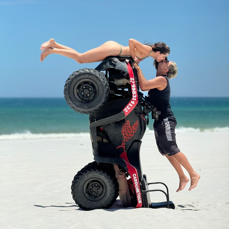 Casal se beijando no quadriciclo empinado na Praia Grande