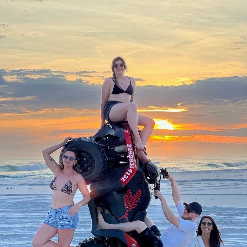Grupo de clientes da Cardumetour ao pôr do sol na Praia Grande