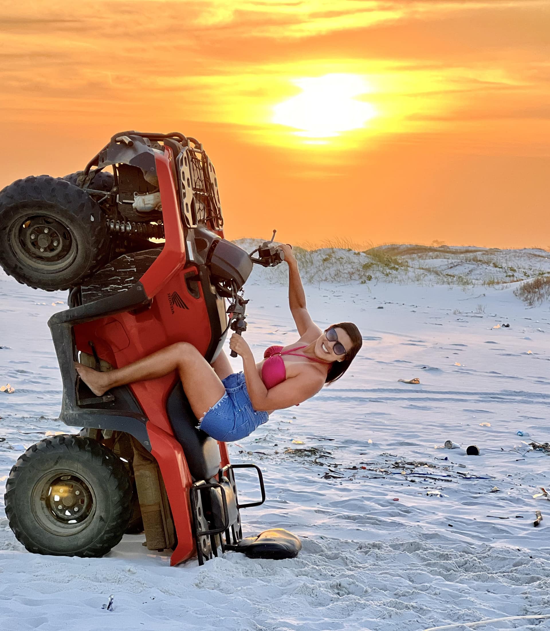 Quadriciclo da Cardumetour empinado na Praia Grande ao pôr do sol, Arraial do Cabo