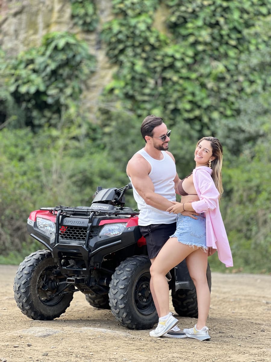 Casal com o quadriciclo 4x4 da Cardumetour numa trilha de Arraial do Cabo